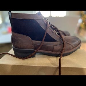 UGG women’s Duck boots; like new ; only worn 3x